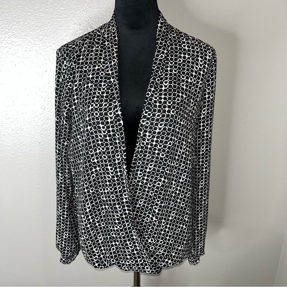 Max Studio‎ Size Medium Long Sleeve Surplice Wrap Blouse Black And White - Picture 1 of 7